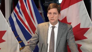 O primeiro-ministro da Colúmbia Britânica, David Eby, fala durante uma coletiva de imprensa após o tiroteio em massa em Tumbler Ridge, em Vancouver, Colúmbia Britânica.